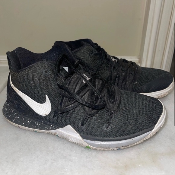 Nike Kyrie 5 Black Magic Basketball Shoes 2018 Size: 4.5Y - Picture 3 of 5